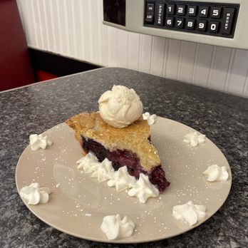 Evelyn's Memory Lane Cafe - Saskatoon berry pie, à la mode - Bakeries Near Me - High River, Alberta