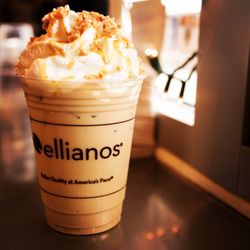 Ellianos Coffee - Caramel Freezer.
Sweet caramel blended with creamy ice cream and smooth espresso