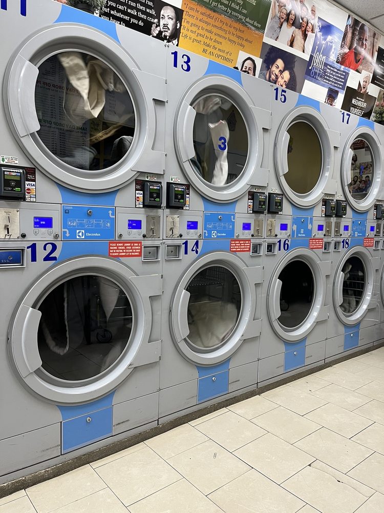 MR. BUBBLES LAUNDROMAT Updated October 2024 25 Photos & 26 Reviews 9423 Astoria Blvd