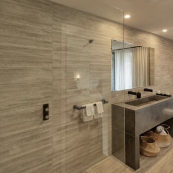 Blue Jacket Motel - Bathrooms, well appointed. - Hotels Near Me - Canowindra, NSW