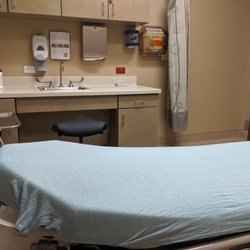 Ochsner Emergency Room - Marrero - My room waiting for the doctor to check how much damage I did to my thumb.