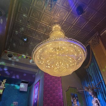 Lips - Chicago - Chandelier - American Near Me - Chicago, Illinois Lips - Chicago - Chandelier - American Near Me - Chicago, Illinois