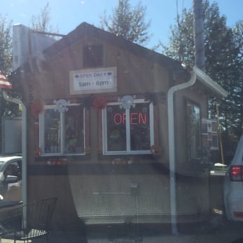 Bulldog Brew - Cute clean stand decorated for fall - Coffee & Tea Near Me - Montesano, Washington