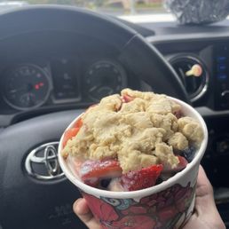 Regular açaí with condensed milk and cookie dough Regular açaí with condensed milk and cookie dough