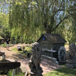 The Pond Country Market - Quaint setting!