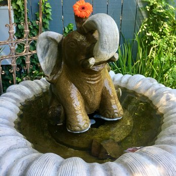 Lavender Inn - Cutest little elephant fountain! - Bed & Breakfast Near Me - Ojai, California
