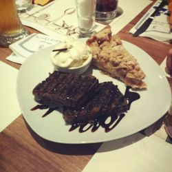 Platonas Taverna - Dessert Teller - Schoko Nuss Brownies, Apfelkuchen und Vanilleeis