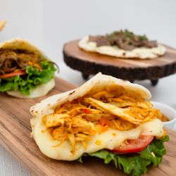 Mr Elo - Best Colombian arepa burgers in Atlanta. Arepa con pollo desmechado, arepa de carne mechada y mas.