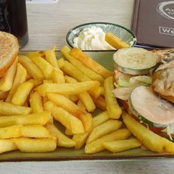 Restaurant Anno1560 - Cheeseburger (ohne Tomate) mit Pommes