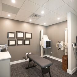 Austin Chiropractic & Acupuncture Clinic - Exam room with digital x-ray
