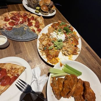 Yard House - pepperoni pizza , Classic Sliders, Chicken Nachos, Crispy Traditional Wings - New American Near Me - San Jose, California Yard House - pepperoni pizza , Classic Sliders, Chicken Nachos, Crispy Traditional Wings - New American Near Me - San Jose, California