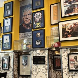 O Afonso - Anthony Bourdain wall