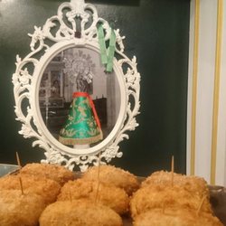 El Cuartelillo del Tubo - Detalle de la barra con unas croquetas