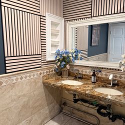 Red Fox Restaurant & Bar - Spotless bathroom