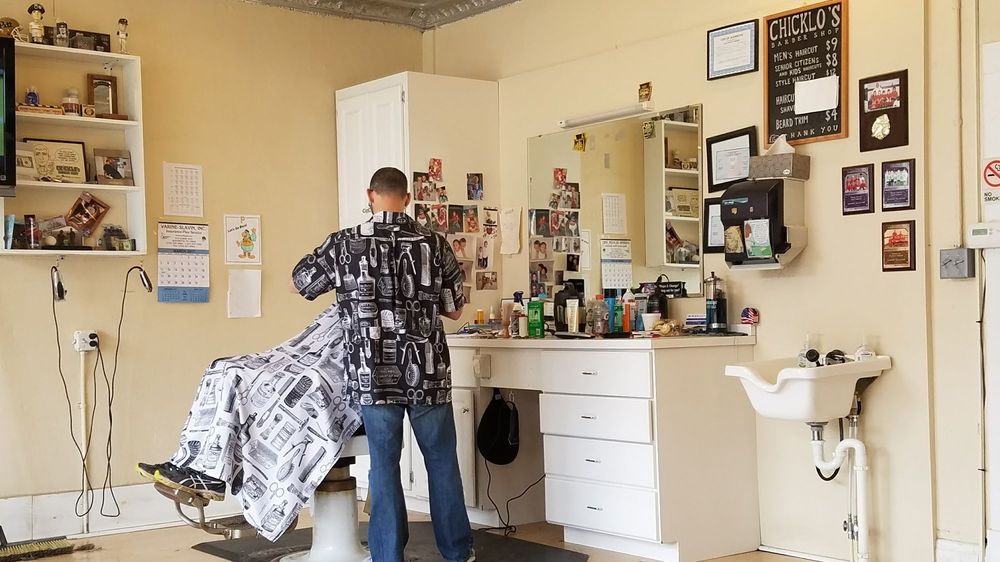 Chicklo's Barber Shop Logo