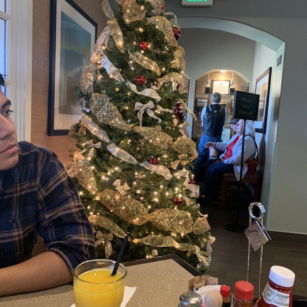Almansor Grill - People waiting for about 30 min - American Near Me - Alhambra, California