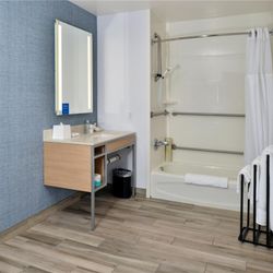Hilton Garden Inn Napa - Guest room bath