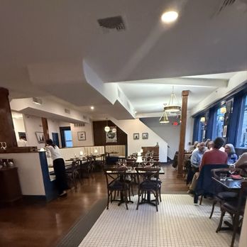 Claw & Hammer  - Seating - Seafood Near Me - Newport, Rhode Island