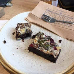 Dean & David - Himbeer-Mandel-Brownie mit Haselnuss-Schokolade, Salat Paris, Avocado -Super-Food und einen Sunrise-Smoothie