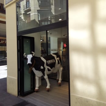 Ale-hop - Entrada a la tienda con su ya caracteristica vaca en la puerta. - Department Stores Near Me - Zaragoza, Z
