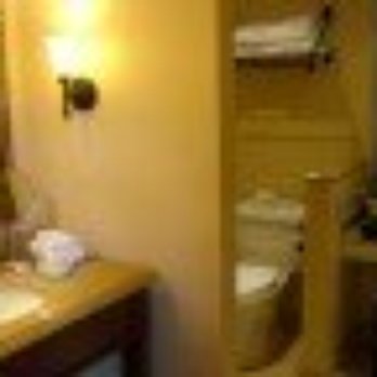 Napa Valley Lodge - Bathroom - Hotels Near Me - Yountville, California Napa Valley Lodge - Bathroom - Hotels Near Me - Yountville, California