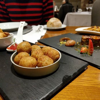Dos Reis - Crab croquets, mushroom croquets and seared foie gras. - Spanish Near Me - Santiago de Compostela, C