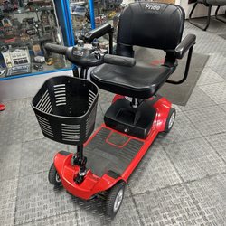 Easy Scooter Rental - Picking up our scooter in their showroom