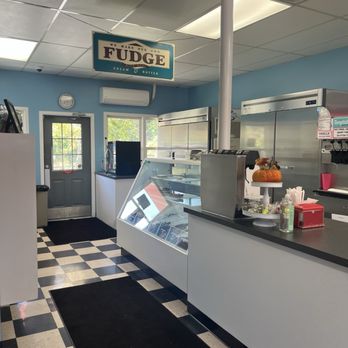 Custard by the Dam - Interior - Ice Cream & Frozen Yogurt Near Me - Rockford, Michigan