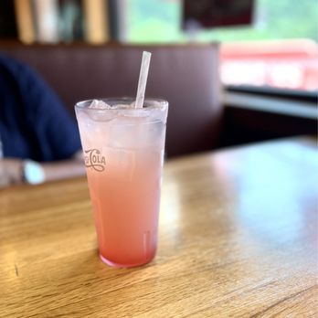Applebee's Grill + Bar - Ombré Effect: (Strawberry Lemonade) - American Near Me - Hawthorne, New York