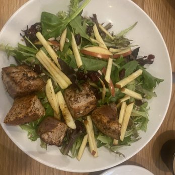 Hot Tuna - Honey crisp salad with blackened tuna - Bars Near Me - Virginia Beach, Virginia Hot Tuna - Honey crisp salad with blackened tuna - Bars Near Me - Virginia Beach, Virginia