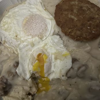 Compass Rose Cafe - Biscuits and Gravy Platter - Breakfast & Brunch Near Me - Brookings, Oregon