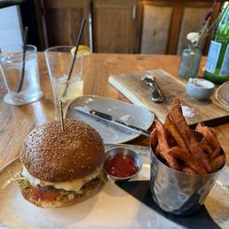 Classic Cheeseburger with sweet potato fries Classic Cheeseburger with sweet potato fries