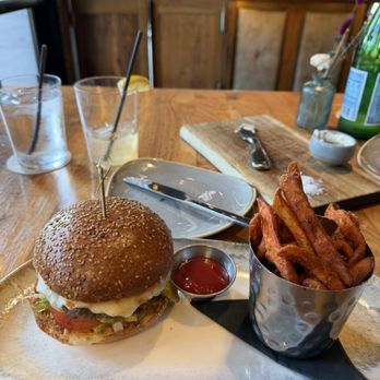 GRANVILLE - Classic Cheeseburger with sweet potato fries - New American Near Me - Pasadena, California GRANVILLE - Classic Cheeseburger with sweet potato fries - New American Near Me - Pasadena, California