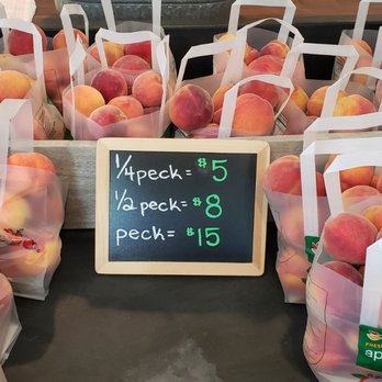 Dickie Bros Orchard - a display of peaches - Farmers Market Near Me - Roseland, Virginia Dickie Bros Orchard - a display of peaches - Farmers Market Near Me - Roseland, Virginia