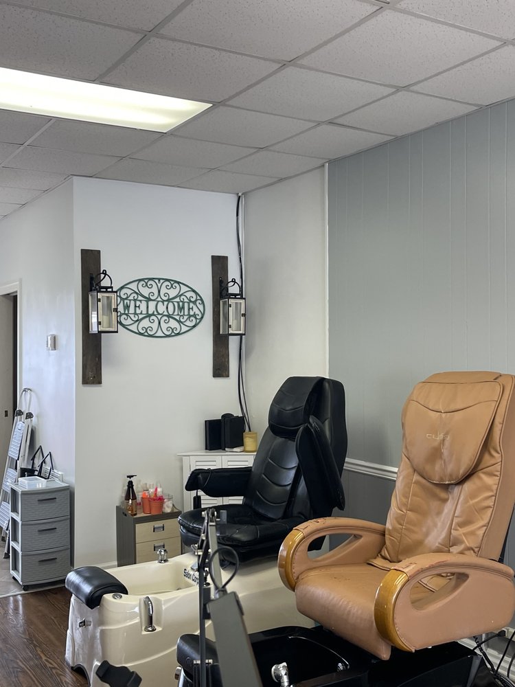 GLITZ N’ GLAM Updated September 2024 28 W Front St, Lillington