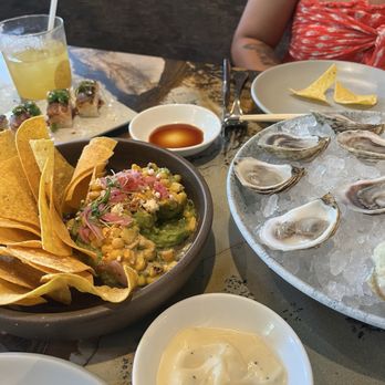 Earls Kitchen + Bar - Cocktail Bars Near Me - Honolulu, Hawaii