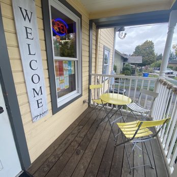 Le HAPPY Crêperie & Bar - Cheerful outdoor area... except it was raining - Creperies Near Me - Sandy, Oregon