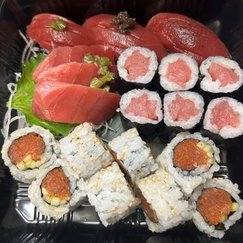 Dozo Sushi - Tuna Lovers (just like their Samon Lovers but with Tuna). - Sushi Bars Near Me - Richardson, Texas