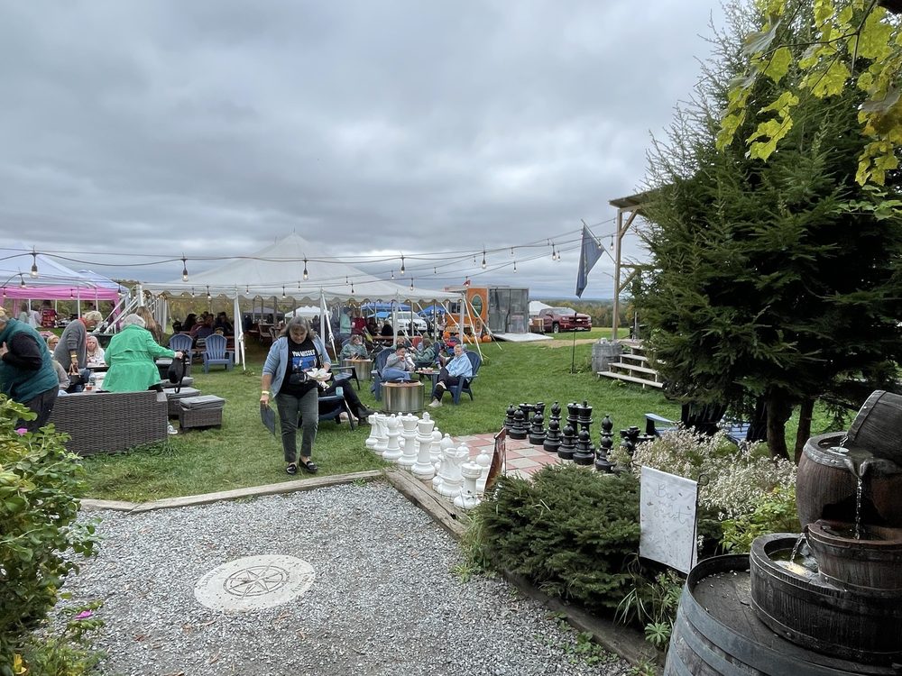 Stone Tree Farm & Cidery Logo