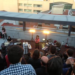 Centro de Arte Dos de Mayo - Viendo a Javiera Mena en la terraza. ¡Planazo!