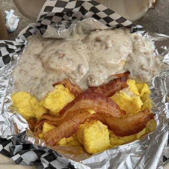 Kono's Northshore - Waikiki - Biscuits & Gravy Plate - Hawaiian Near Me - Honolulu, Hawaii