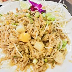 Seafood pad thai