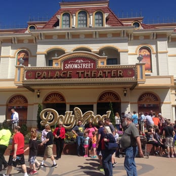 Dollywood - Crowds in the main plaza after the entrance - Amusement Parks Near Me - Pigeon Forge, Tennessee Dollywood - Crowds in the main plaza after the entrance - Amusement Parks Near Me - Pigeon Forge, Tennessee
