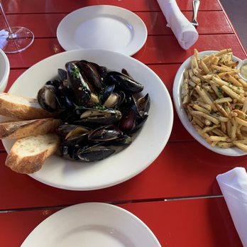 À Côté - Mussels And Pommes Frites happy hour combo - French Near Me - Oakland, California À Côté - Mussels And Pommes Frites happy hour combo - French Near Me - Oakland, California