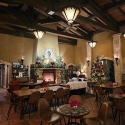 Tsillan Cellars - Christmas deco!