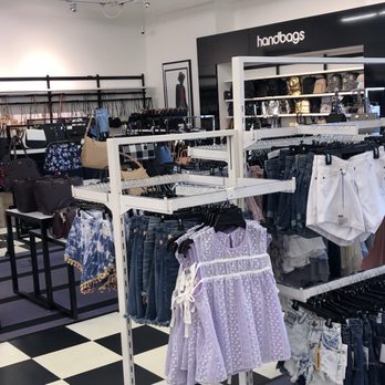 Bloomingdale's Outlet - Shoe Stores Near Me - Schaumburg, Illinois