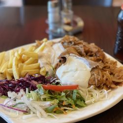 Sonnenimbiss & Café - Dönermann - Dönerteller mit Pommes und Getränk.