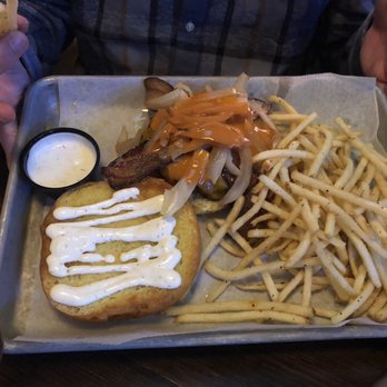 Starr's Bar - Sports Bars Near Me - Hudson, Wisconsin