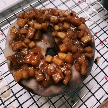 Noire Chef - Apple Pie Donut

Vanilla Cake Donut, Apple Glaze, Spiced Apple Pie topping - Donuts Near Me - Westwood, Massachusetts