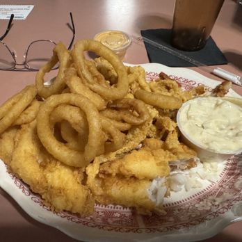 Hank's Restaurant - Seafood platter - Salad Near Me - Brooklyn, Connecticut Hank's Restaurant - Seafood platter - Salad Near Me - Brooklyn, Connecticut